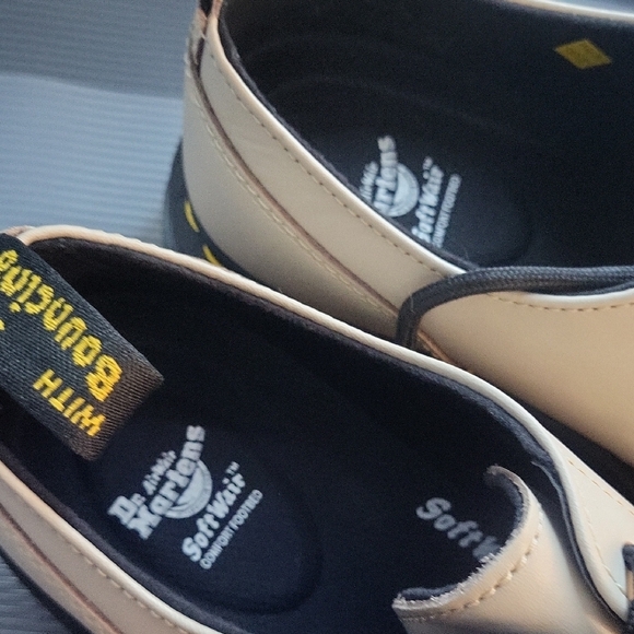 Dr. Martens Beige Leather Shoes with Black Accents - Picture 3 of 6